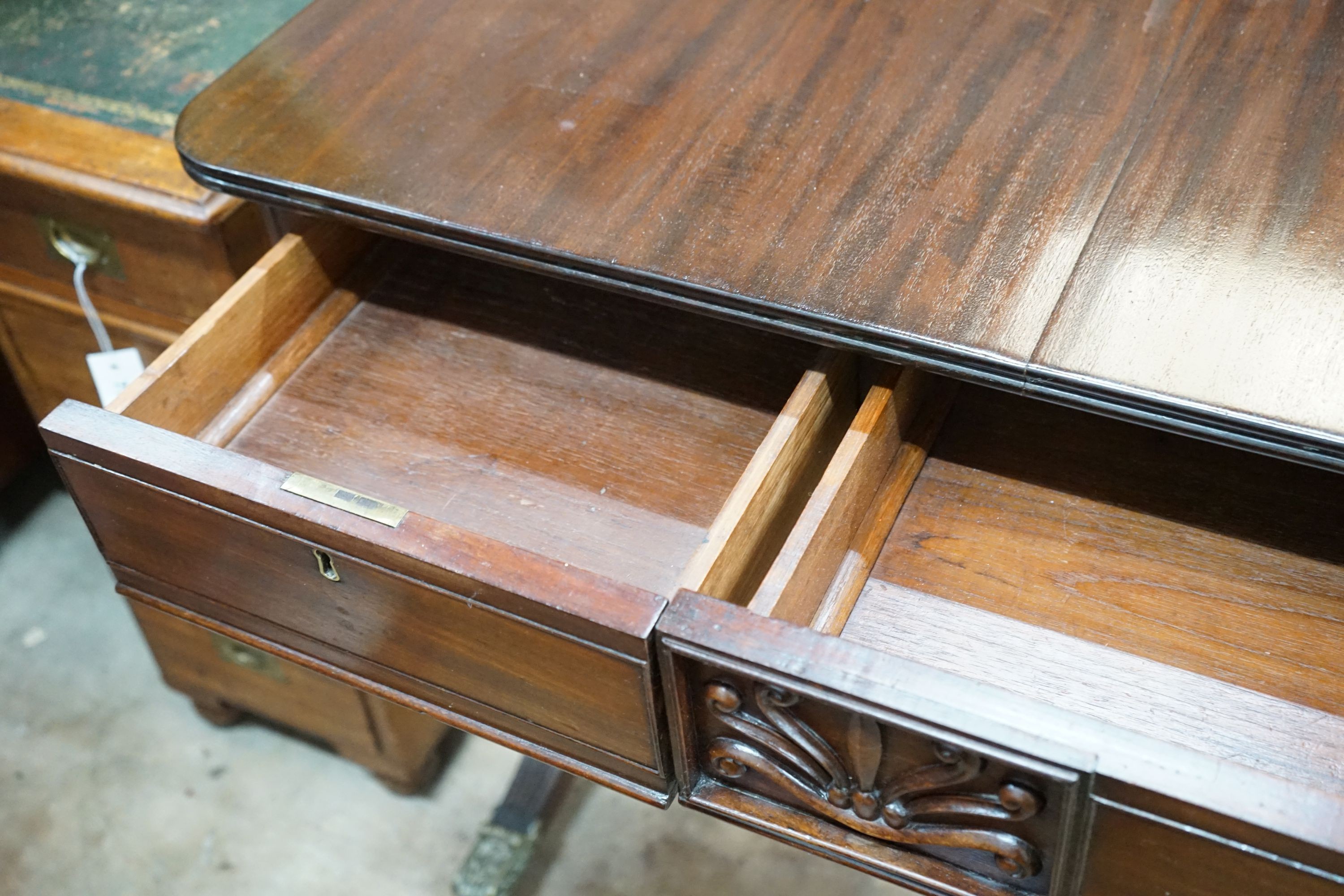 A mahogany centre table, width 103cm, depth 73cm, height 86cm